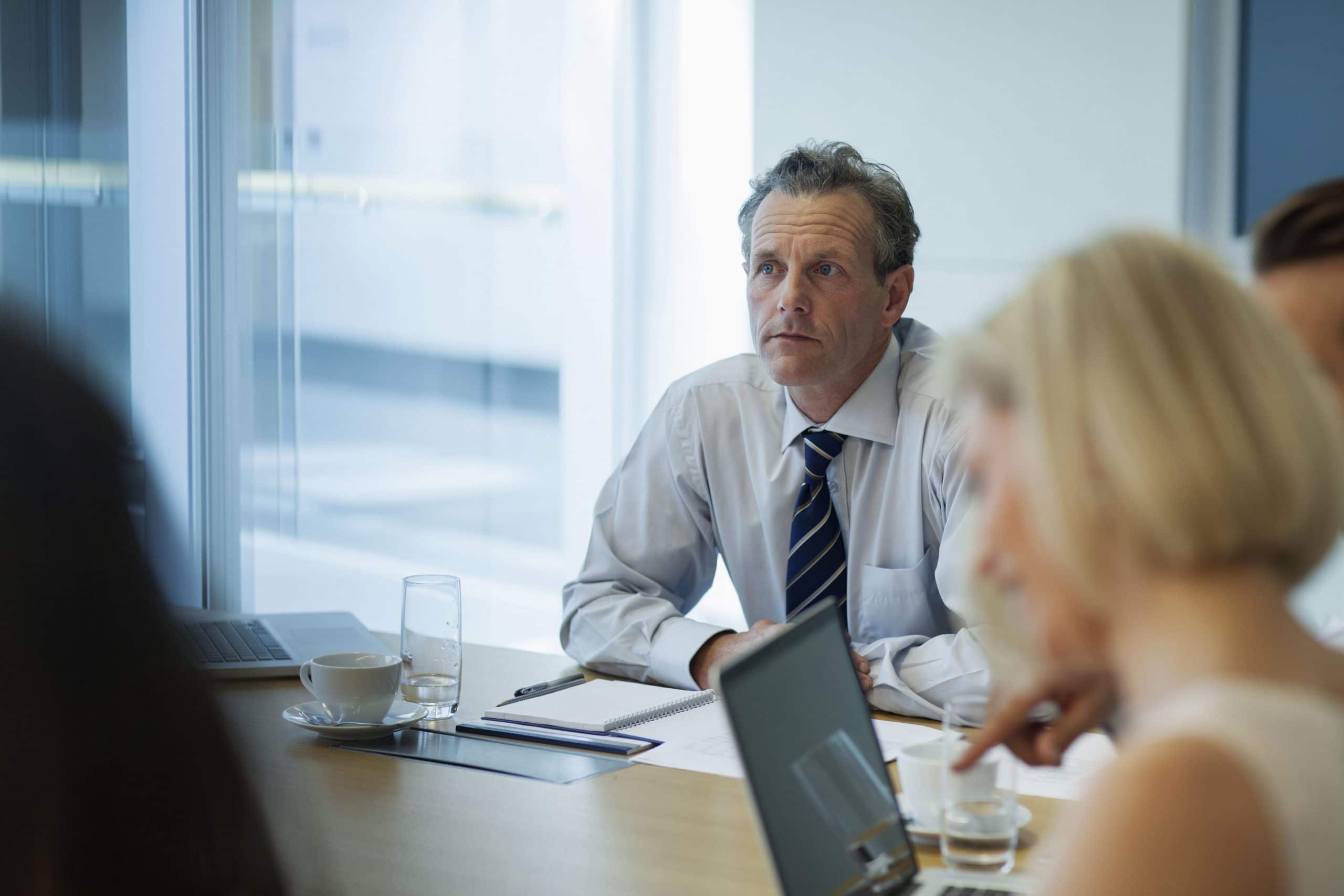 un manager dans une réunion