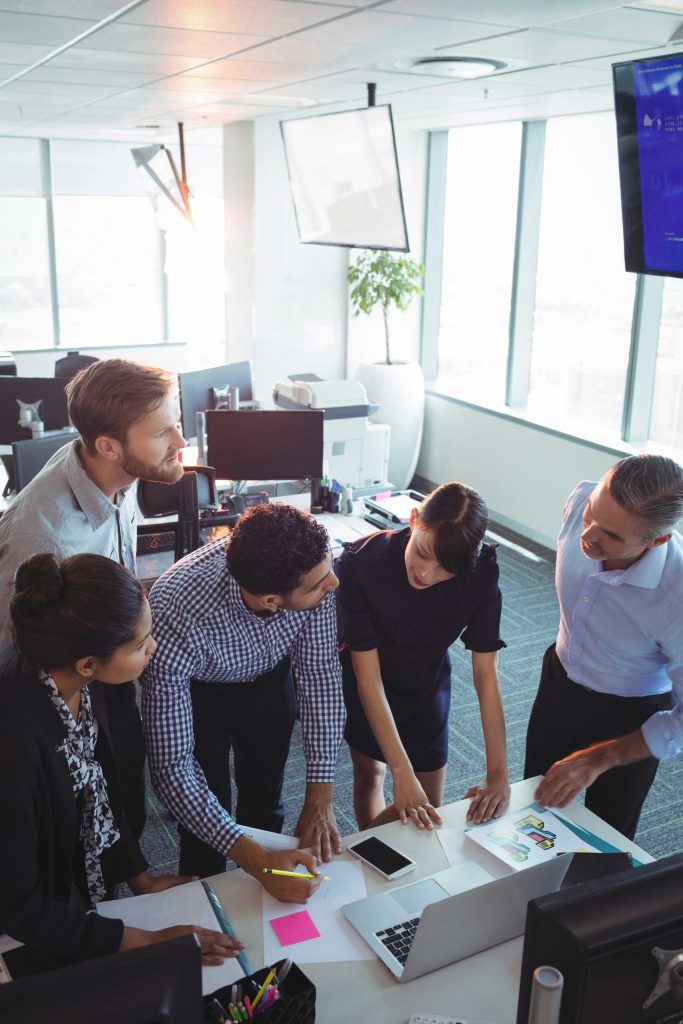 cinq collaborateurs qui travaillent ensemble dans un bureau