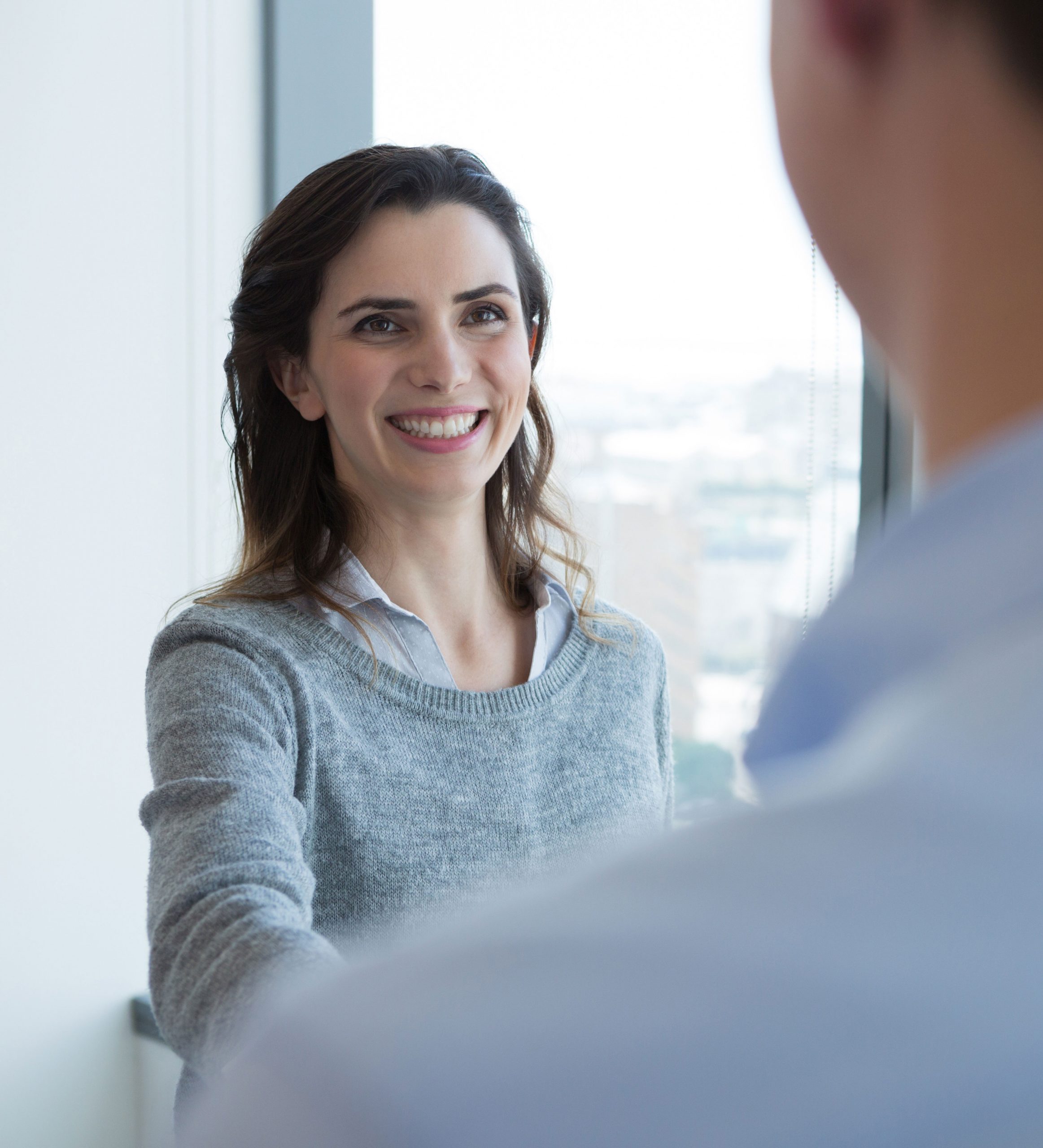 une femme et un homme qui serrent les mains