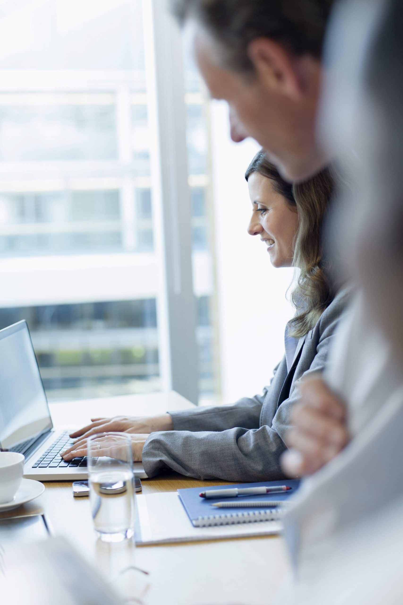 une femme concentrée sur son ordinateur