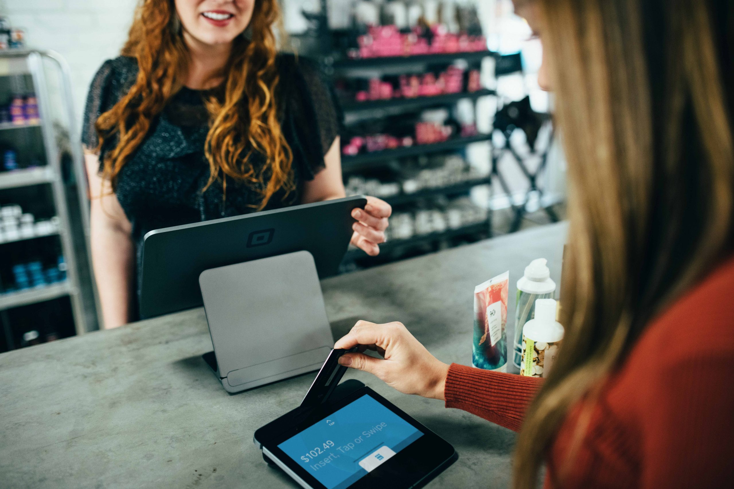 une femme qui passe une transaction