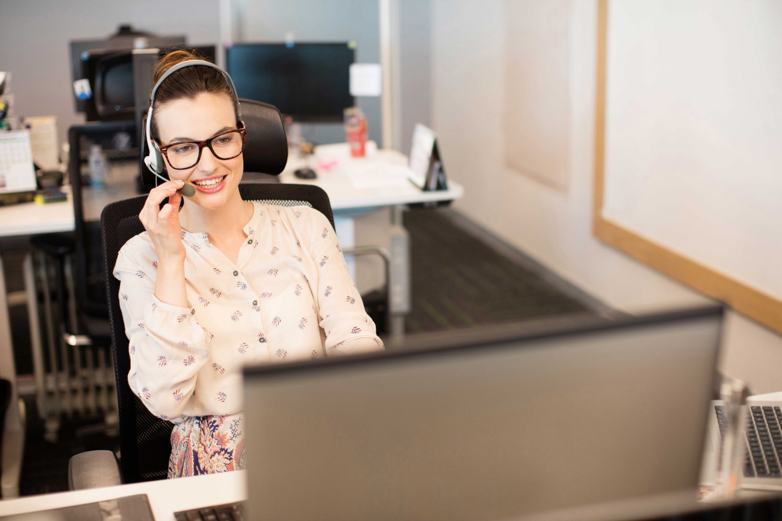 une femme avec un casque au bureau