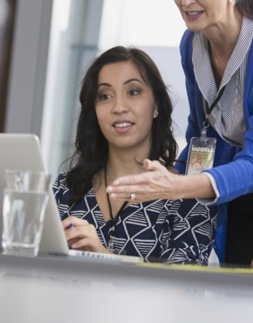 une femme qui explique comment utiliser une solution de gestion